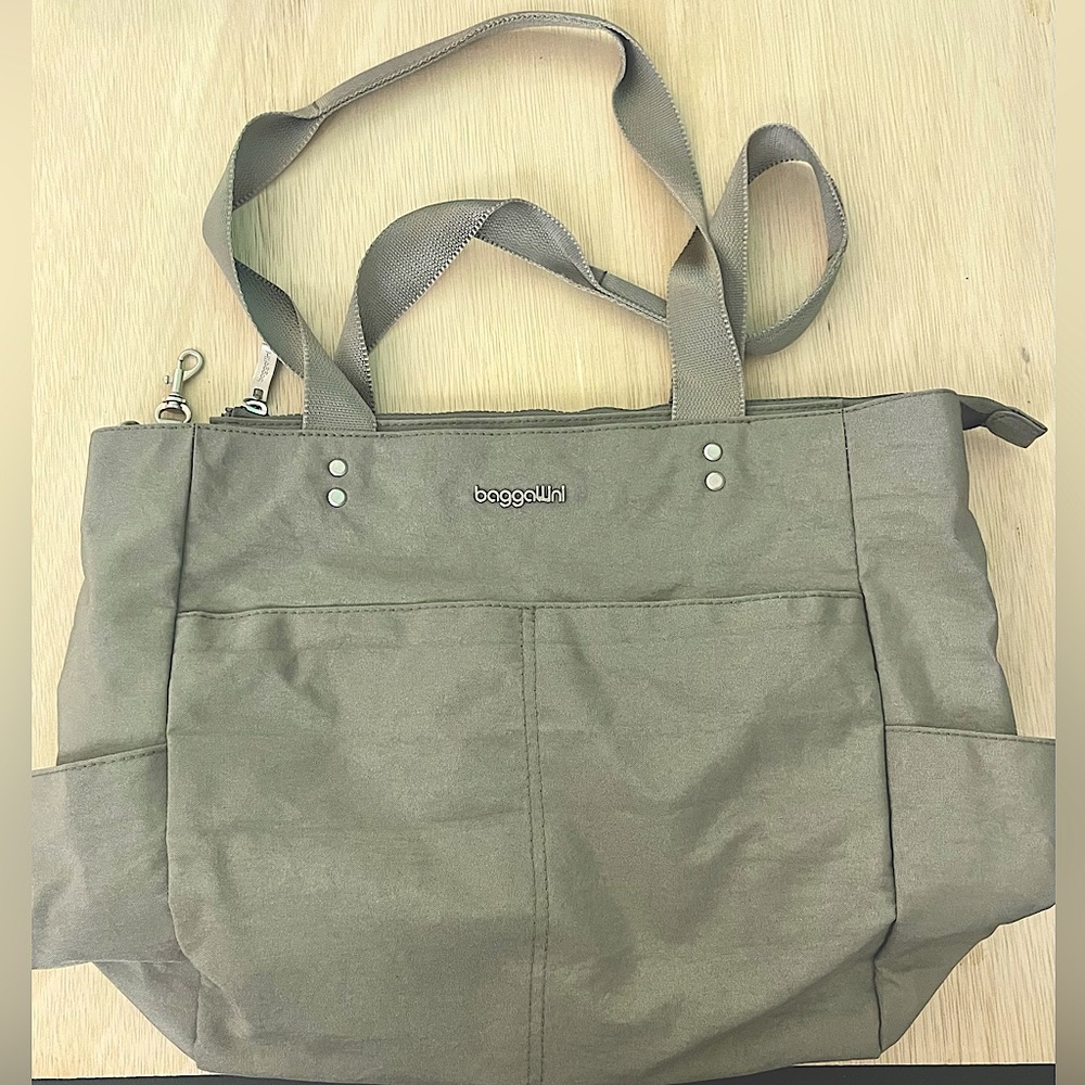 Baggallini Carryall Daily Tote | Color: Sterling Shimmer | Lightly used
